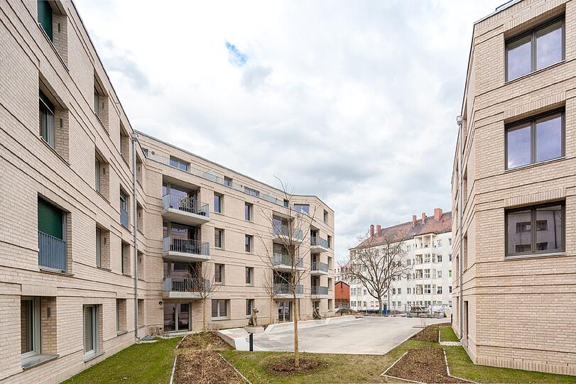 Helle Sichtziegel, passend zur alten Kirche St. Gabriel nebenan: die Neubausiedlung an der Braystraße 13.