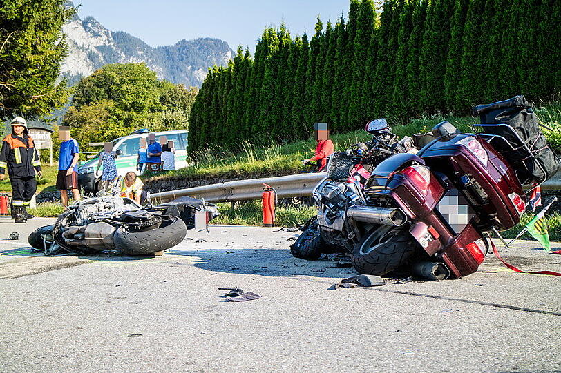 Auf der B20 bei Bayerisch Gmain kollidierten die beiden Motorräder frontal.