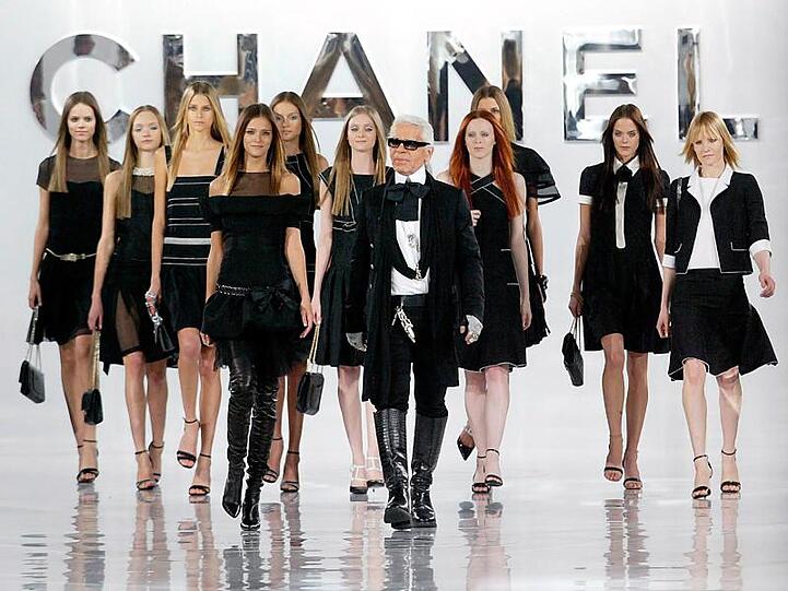Die Modewelt trauert um Karl Lagerfeld.