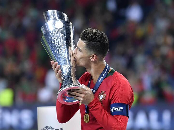 Eine weitere Trophäe für Portugals Superstar: Cristiano Ronaldo küsst den Nations League-Pokal.