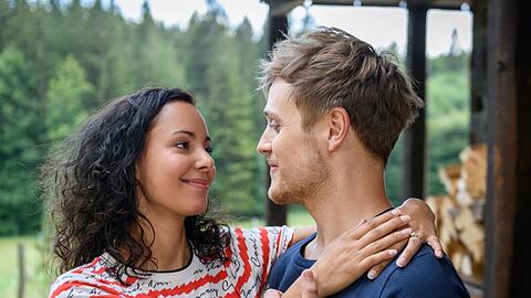 "Sturm der Liebe": Vanessa ist berührt, als sie Max' Überraschungsgeschenk für sich entdeckt.