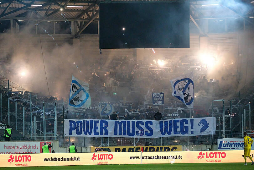 24. Spieltag: Beim Auswärtsspiel in Halle zündeten die mitgereisten 1860-Fans mindestens 15 Blinker und warfen zwei weitere in den Innenraum. Zudem wurden mindestens vier Raketen abgeschossen, weshalb die Partie für rund dreieinhalb Minuten unterbrochen werden musste. Für den TSV 1860 bedeutete dies eine erneute Geldstrafe in Höhe von 13.650 Euro.