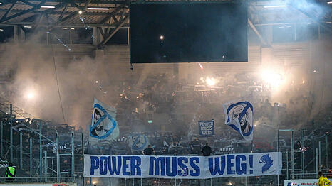 Das Auswärtsspiel des TSV 1860 beim Halleschen FC musste wegen des Abbrennens von Pyrotechnik unterbrochen werden.