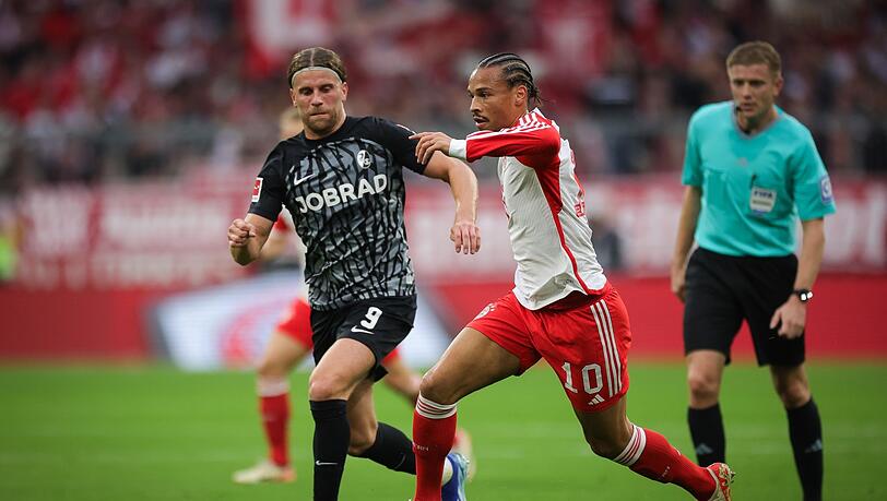 Münchens Leroy Sane und Freiburgs Lucas Höler (l) im Kampf um den Ball.