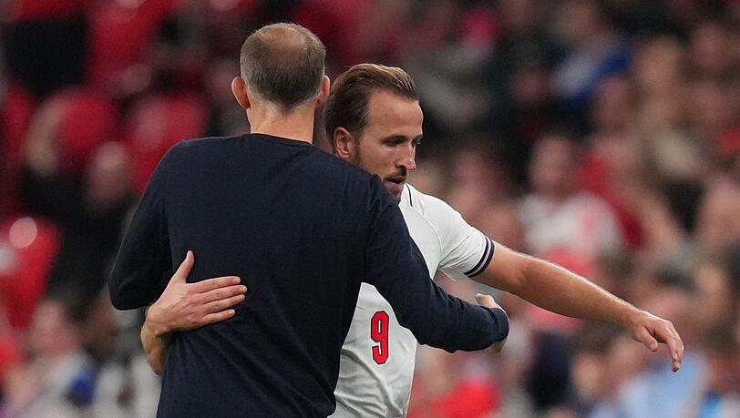 Von seinem Trainer Thomas Tuchel (l) bekam Harry Kane nach seinem Rekordspiel Lob.