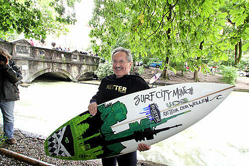 Oberbürgermeister Christian Ude mit Surfbrett