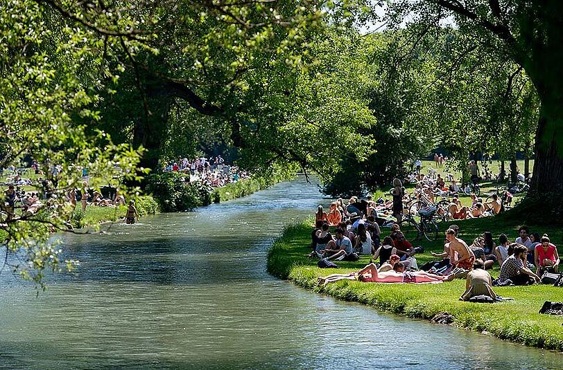 Sonne und Sommer genießen heißt es vor allem am Donnerstag und Freitag, so zum Beispiel im Englischen Garten. Ab Samstagmittag wird es wieder schlechter, mit viel Regen und starken Unwettern. (Archivbild)