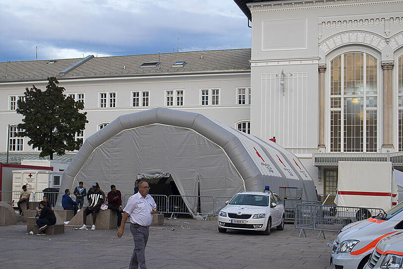 Bilder vom Salzburger Hauptbahnhof. Tausende Flüchtlinge sitzen nun hier fest. Auf dem Bahnhofsplatz wurde ein Zelt aufgebaut.