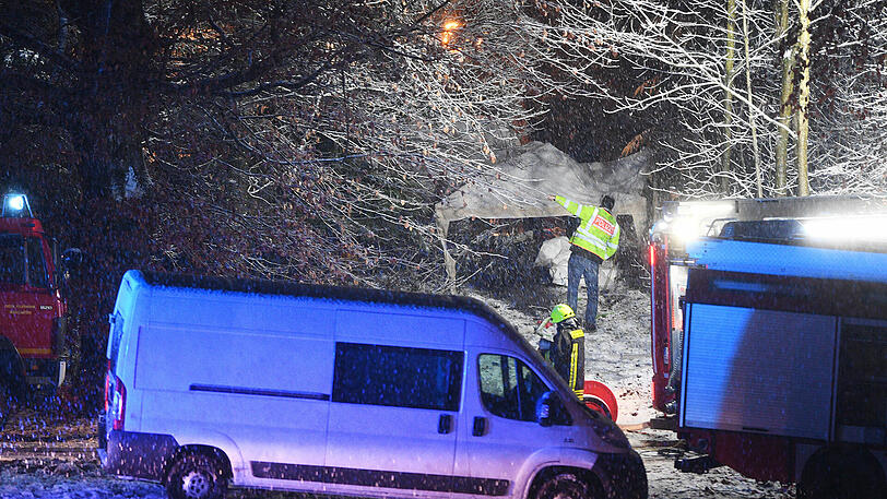Schnee erschwert die Bergung.