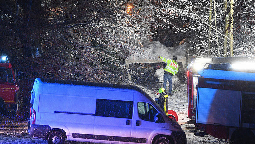 Schnee erschwert die Bergung. Schnee erschwert die Bergung.
