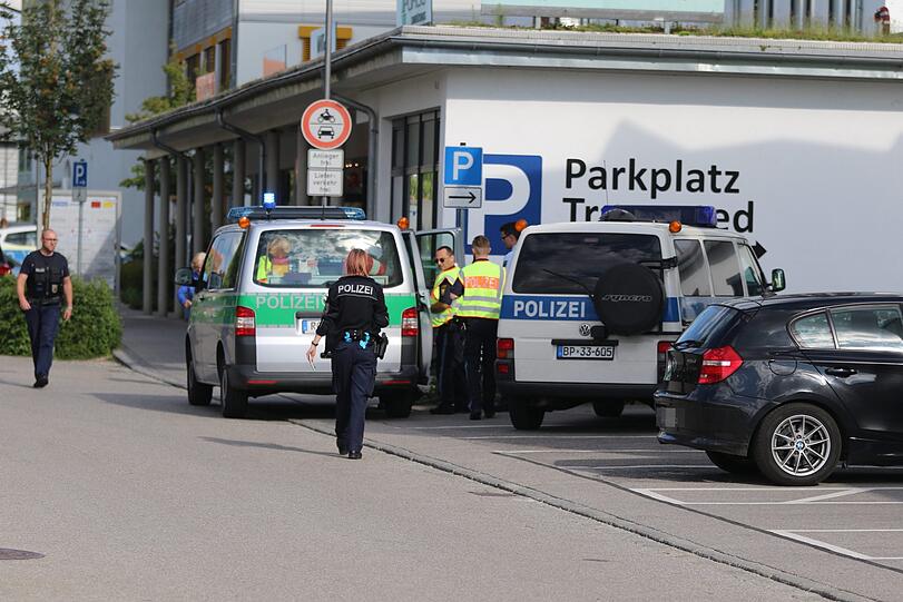 Einsatzkräfte am Unfallort in Traunstein.