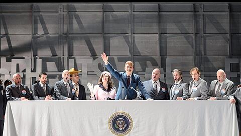 Wie beim &bdquo;Letzten Abendmahl&ldquo; &ndash; frei nach Leonardo da Vinci &ndash; präsentiert sich Präsident Kennedy samt Gattin Jackie und den Seinen in Roman Hovenbitzers Inszenierung.