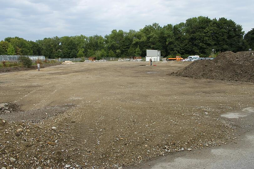 Und so ging es los: Der Bauplatz Anfang August 2013 - planiert.