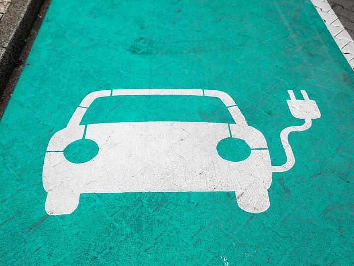 Für reine Batterieautos gibt es 4000 Euro, für Hybridautos 3000 Euro Zuschuss - bezahlt je zur Hälfte vom Bund und vom Autohersteller.