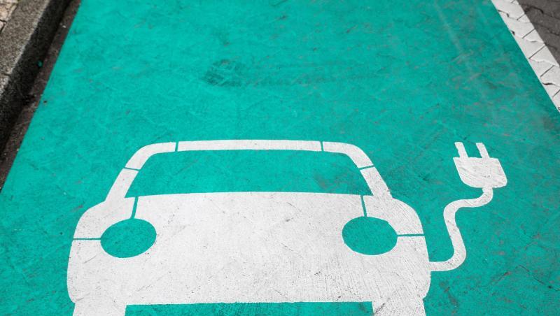 Für reine Batterieautos gibt es 4000 Euro, für Hybridautos 3000 Euro Zuschuss - bezahlt je zur Hälfte vom Bund und vom Autohersteller.