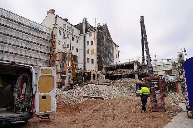 ...das kann man auf der Rückseite beobachten. Vorne bleiben Fassadenteile stehen. Hier soll ein Hotel entstehen, wie in der Baulücke gegenüber.