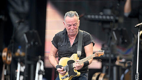 Der "Boss" Bruce Springsteen rockt das Münchner Olympiastadion.