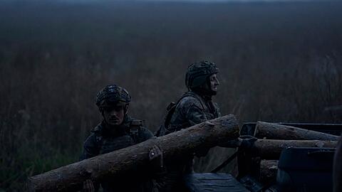 Ukrainische Soldaten verstärken einen Graben an der Frontlinie nahe Bachmut.