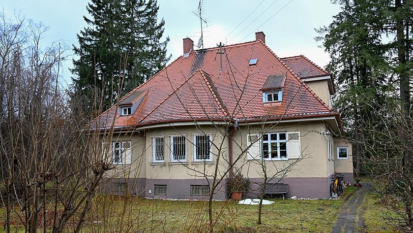 Gauben, Erker, Veranda - dieses Landhaus unweit des Forstenrieder Parks hat alles. Gauben, Erker, Veranda - dieses Landhaus unweit des Forstenrieder Parks hat alles.
