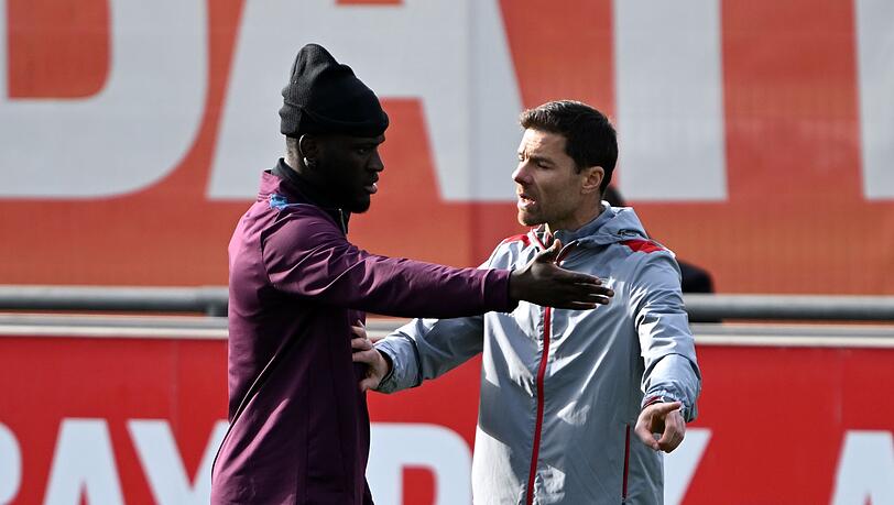 Leverkusens Trainer Xabi Alonso unterhält sich beim Abschlusstraining mit Victor Boniface. Der Stürmer aus Nigeria steht im Pokal-Halbfinale wieder im Kader.