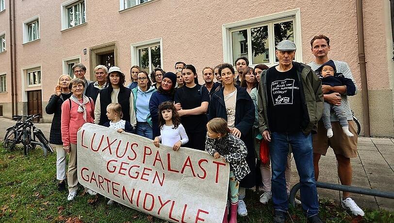 Im Innenhof dieser Häuserfassade soll der Luxus-Anbau entstehen. Anwohner protestierten bereits 2023 vehement.