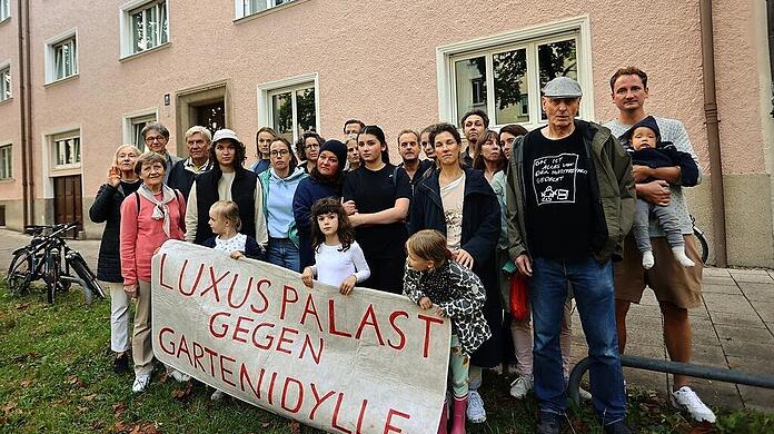 Im Innenhof dieser Häuserfassade soll der Luxus-Anbau entstehen. Anwohner protestierten bereits 2023 vehement.