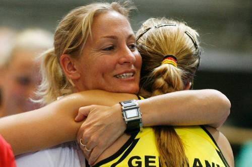 Sabine Lisicki (r.) freut sich mit Teamchefin Barbara Rittner über den Erfolg gegen die Schweiz.