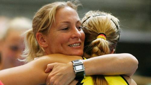 Sabine Lisicki (r.) freut sich mit Teamchefin Barbara Rittner über den Erfolg gegen die Schweiz. Sabine Lisicki (r.) freut sich mit Teamchefin Barbara Rittner über den Erfolg gegen die Schweiz.