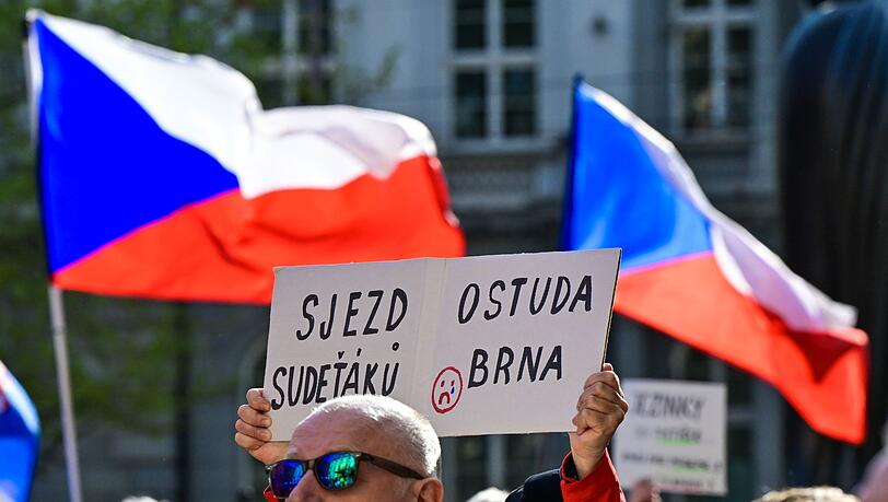 Die Teilnehmer einer Demonstration gegen die geplante Abhaltung des Sudetendeutschen Tags in Br&uuml;nn (Brno) hielten Spruchtafeln wie "Treffen der Sudetendeutschen - eine Schande f&uuml;r Br&uuml;nn" hoch.