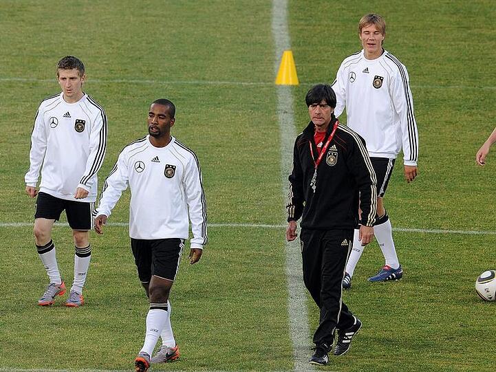 Auf Cacau (2.v.l.) muss Joachim Löw gegen England verzichten.