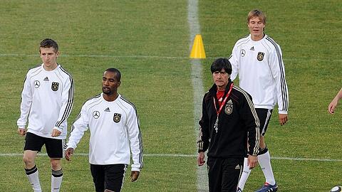 Auf Cacau (2.v.l.) muss Joachim Löw gegen England verzichten.
