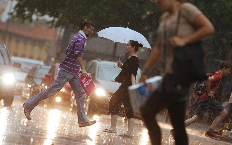 Nach Rekordtemperaturen weit über 30 Grad Celsius hält nun Regen und Gewitter Einzug in weite Teile Niedersachsens .