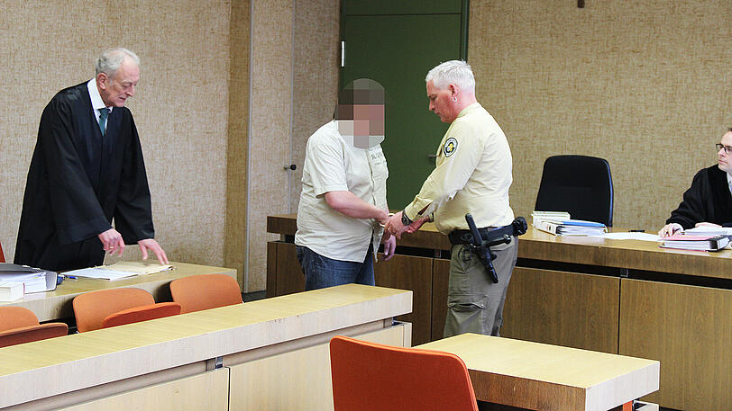 Zum Prozessbeginn noch in Handschellen: Jan H. (32)