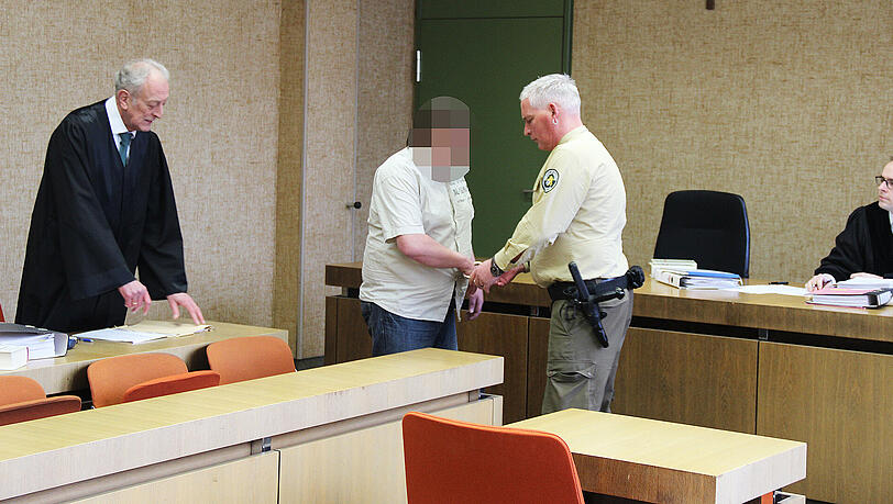 Zum Prozessbeginn noch in Handschellen: Jan H. (32) Zum Prozessbeginn noch in Handschellen: Jan H. (32)
