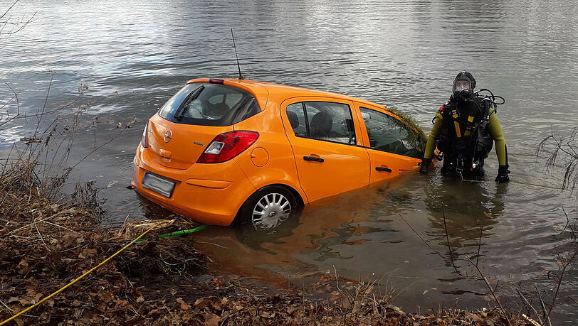 Mit einer Seilwinde wurde der Wagen wieder aus dem Feldmochinger See gezogen. Mit einer Seilwinde wurde der Wagen wieder aus dem Feldmochinger See gezogen.