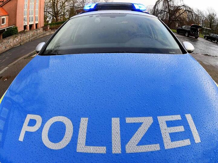 Ein Streifenwagen der Polizei. Foto: Carsten Rehder/dpa/Symbolbild