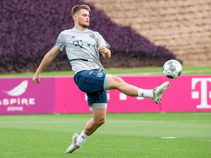 Lars Lukas Mai, Spieler vom Fc Bayern München, spielt den Ball. Foto: Peter Kneffel/dpa/Archivbild