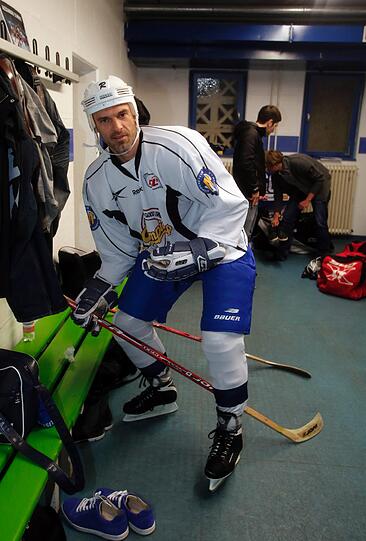 Für eine Trainingseinheit haben die Löwen das runde Leder gegen Schlittschuhe, Puck und Schläger getauscht.