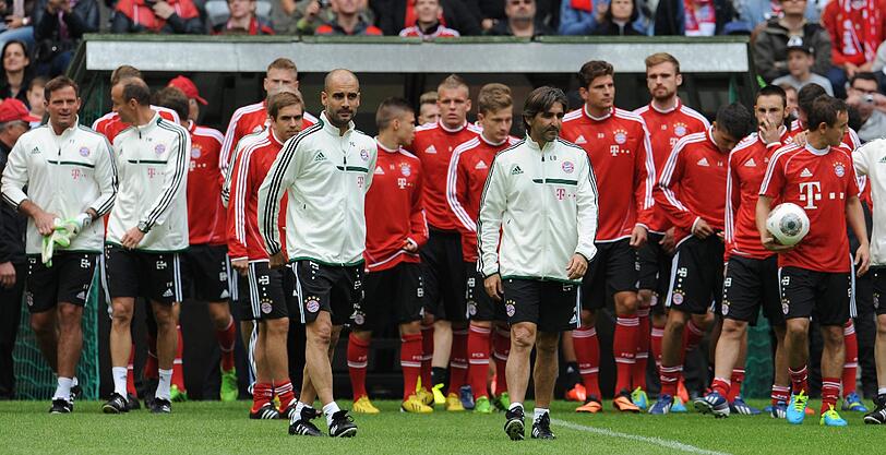 Guardiola inmitten der Bayern-Spieler.