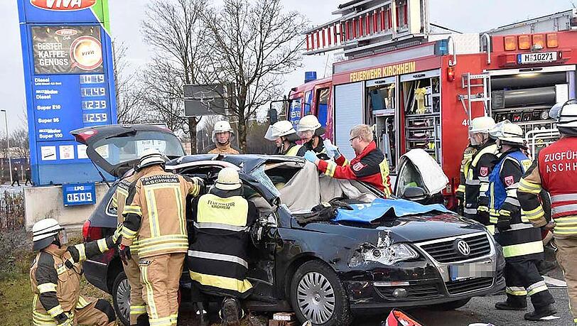 Am Montagmorgen kollidierten in Kirchheim drei Fahrzeuge miteinander, offenbar war eine ausgefallene Ampel der Grund für den Zusammenstoß. Am Montagmorgen kollidierten in Kirchheim drei Fahrzeuge miteinander, offenbar war eine ausgefallene Ampel der Grund für den Zusammenstoß.