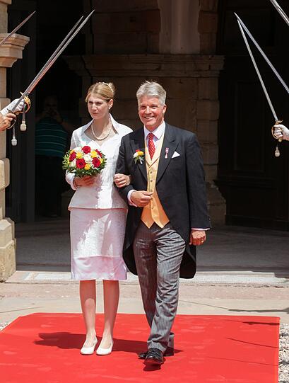 Prinzessin Stephanie von Sachsen-Coburg und Gotha und ihr Mann Jan Stahl kommen nach ihrer Trauung aus Schloss Friedenstein. Eine kirchliche Hochzeit soll es im kommenden Jahr geben.