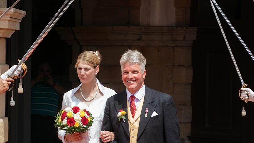Prinzessin Stephanie von Sachsen-Coburg und Gotha und ihr Mann Jan Stahl kommen nach ihrer Trauung aus Schloss Friedenstein. Eine kirchliche Hochzeit soll es im kommenden Jahr geben. Prinzessin Stephanie von Sachsen-Coburg und Gotha und ihr Mann Jan Stahl kommen nach ihrer Trauung aus Schloss Friedenstein. Eine kirchliche Hochzeit soll es im kommenden Jahr geben.