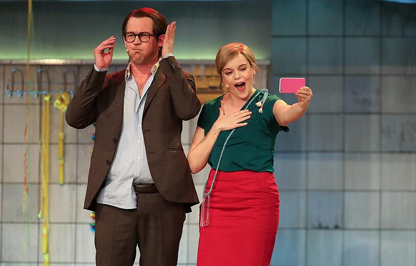 Bitte lächeln, Selfie-Time! Katharina Schulze (Sina Reiss) und Andreas Scheuer (Stefan Murr).