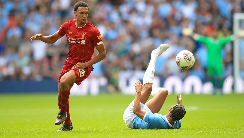 Leroy Sané (rechts) von Manchester City verletzt sich beim Supercup im Zweikampf mit Liverpools Trent Alexander-Arnold. Leroy Sané (rechts) von Manchester City verletzt sich beim Supercup im Zweikampf mit Liverpools Trent Alexander-Arnold.
