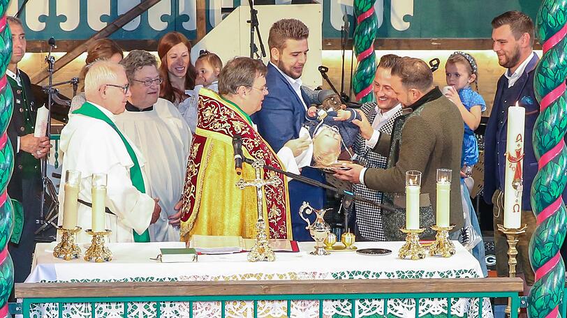 Der kleine Leo wird im Marstall getauft.