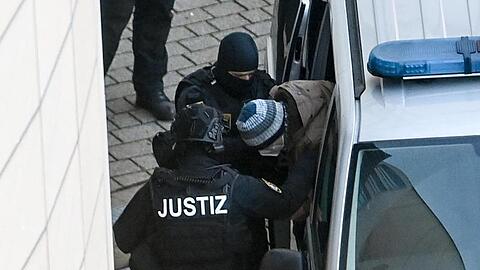 Der Angeklagte Stephan Balliet (r) kommt vor der Urteilsverkündung am Landgericht an.