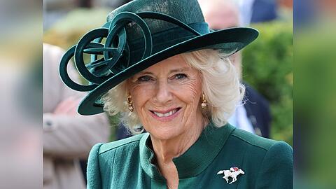 Königin Camilla strahlt in Ascot.