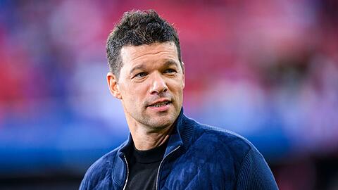 TV-Experte Michael Ballack steht vor dem Spiel im Stadion.
