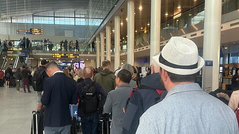 An einem Serviceschalter am Flughafen bildete sich eine lange Warteschlange.