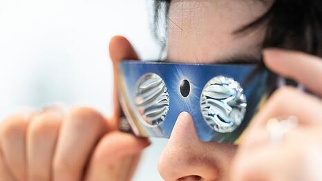 Wer die totale Sonnenfinsternis in Spanien oder die partielle am Abend beobachten will, muss unbedingt eine daf&uuml;r zertifizierte Spezialbrille aufsetzen. Anderenfalls drohen irreparable Augensch&auml;den.